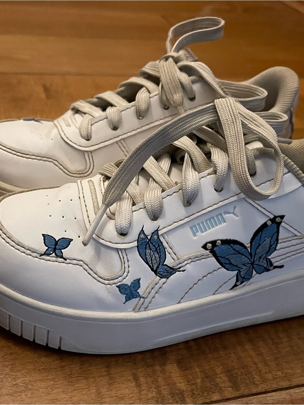 Puma White Kids Sneakers with Blue Butterfly Embroidery 🦋
